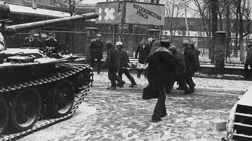 Katowice, 16.12.1981. Pacyfikacja kopalni &quot;Wujek&quot; i &quot;Manifest Lipcowy&quot; na początku stanu wojennego. Podczas pacyfikacji śmierć poniosło 9 górników. Źródło: PAP
