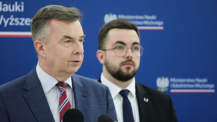 29.02.2024. Minister nauki Dariusz Wieczorek (L) oraz przewodniczący Parlamentu Studentów Rzeczypospolitej Polskiej Kewin Lewicki (P) podczas konferencji prasowej w Sejmie w Warszawie, 29 bm. Konferencja poprzedziła spotkanie ministra z przedstawicielami samorządów studenckich z całej Polski. PAP/Tomasz Gzell