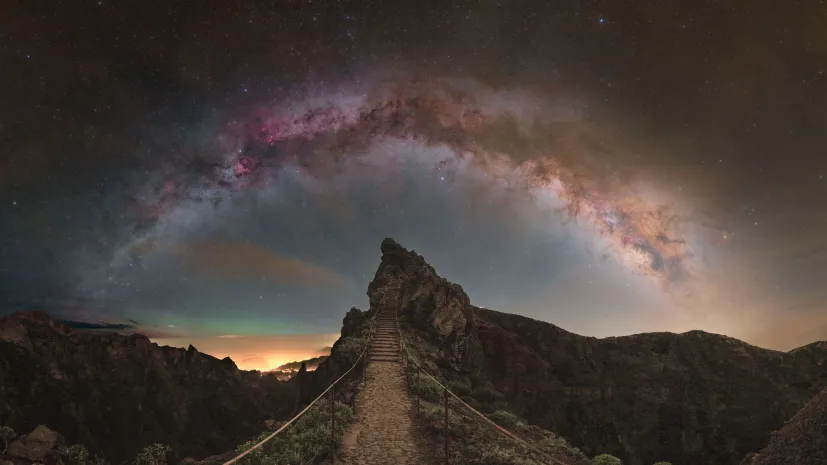 Droga Mleczna nad punktem widokowym na Maderze. Zdjęcie zatytułowano „Schody do Drogi Mlecznej”. Zdjęcie zostało wyróżnione 29 maja 2024 roku przez NASA w ramach Astronomy Picture of the Day (APOD). Fot.: Marcin Rosadziński.