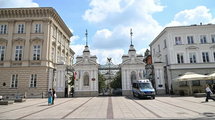 Warszawa, 14.06.2024. Patrol policji przed zamkniętym wejściem na teren Kampusu Głównego UW. PAP/Radek Pietruszka