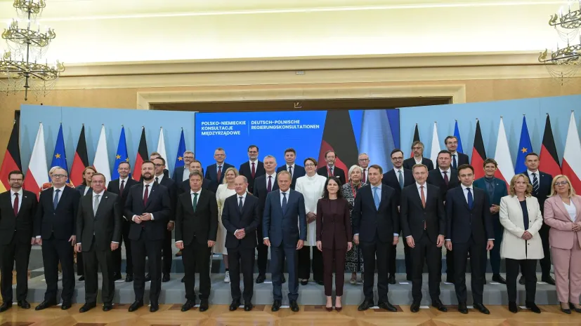 02.07.2024. Premier Donad Tusk (C-P) oraz kanclerz Niemiec Olaf Scholz (C-L) na wspólnym zdjęciu uczestników polsko-niemieckich konsultacji międzyrządowych w Kancelarii Prezesa Rady Ministrów w Warszawie. PAP/Marcin Obara