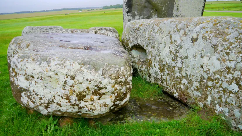 Kamień Ołtarzowy Stonehenge w otoczeniu dwóch innych piaskowców. Źródło: Archiwum prof. Nick Pearce, Aberystwyth University.