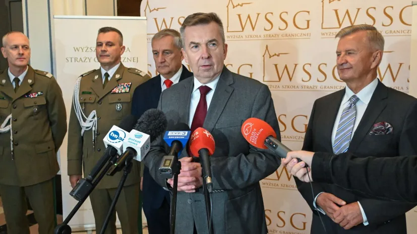 07.10.2024. Minister nauki i szkolnictwa wyższego Dariusz Wieczorek (2P), sekretarz stanu w MSWiA Wiesław Szczepański (3L), podsekretarz stanu w MON Stanisław Wziątek (P), komendant główny Straży Granicznej, gen. dyw. SG Robert Bagan (2L) i rektor-komendant Wyższej Szkoły Straży Granicznej, gen. bryg. SG dr. Piotr Boćko (L) na konferencji prasowej z okazji inauguracji roku akademickiego 2024/2025 w Wyższej Szkole Straży Granicznej w Koszalinie. PAP/Marcin Bielecki