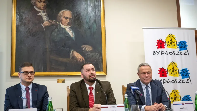 08.11.2024. Wojewoda kujawsko-pomorski Michał Sztybel (L), rektor Politechniki Bydgoskiej prof. dr hab. inż. Marek Adamski (C) i prezydent Bydgoszczy Rafał Bruski (P) podczas uroczystości przekazania Wielospecjalistycznego Szpitala Miejskiego im. dr. Emila Warmińskiego w Bydgoszczy, Politechnice Bydgoskiej im. Jana i Jędrzeja Śniadeckich, 8 bm. W szpitalu wiedzę i doświadczenie zdobywać będą studenci Wydziału Medycznego. PAP/Tytus Żmijewski