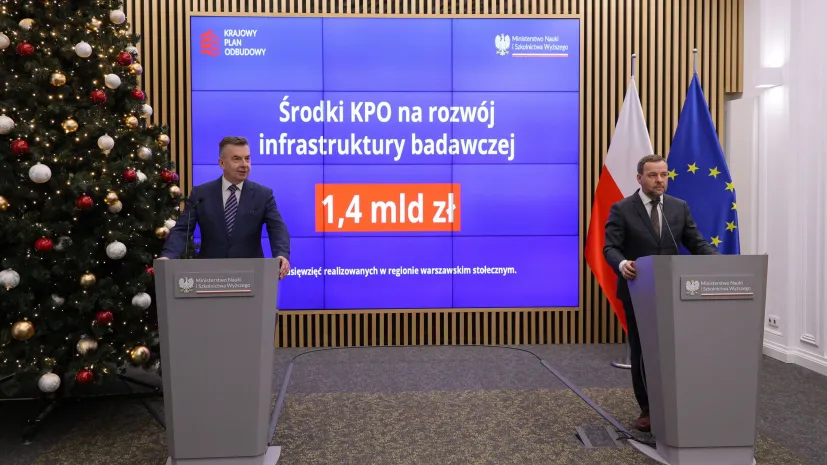 , 05.12.2024. Minister nauki Dariusz Wieczorek (L) i dyrektor Ośrodka Przetwarzania Informacji - Państwowego Instytutu Badawczego Jarosław Protasiewicz (P) na konferencji prasowej nt. &quot;Środki europejskie na naukę&quot;, 5 bm. w siedzibie Ministerstwa Nauki i Szkolnictwa Wyższego w Warszawie. PAP/Paweł Supernak