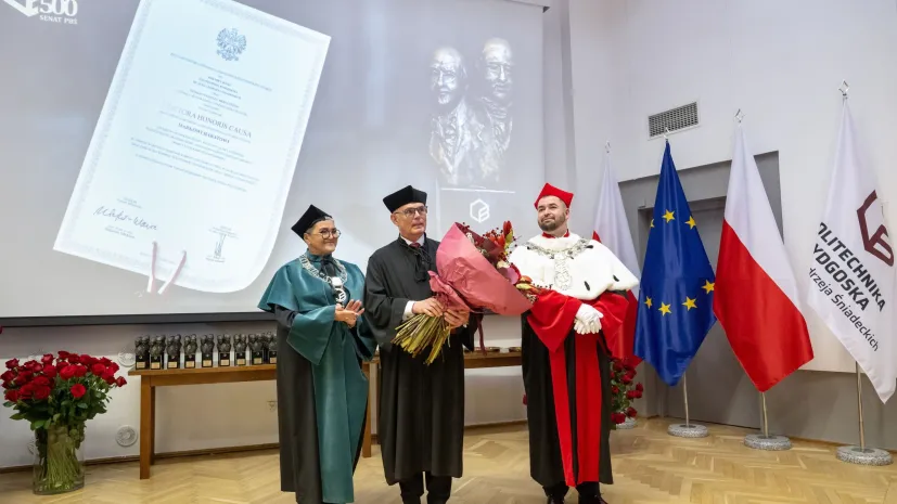 19.12.2024. Dziekan Wydziału Medycznego Politechniki Bydgoskiej prof. Małgorzata Tafil-Klawe (L), odbierający tytuł doktora honoris causa, prof. Marek Harat (C) oraz rektor Politechniki Bydgoskiej prof. Marek Adamski (P) podczas jubileuszowego, 500. posiedzenia Senatu Politechniki Bydgoskiej w siedzibie uczelni. PAP/Tytus Żmijewski