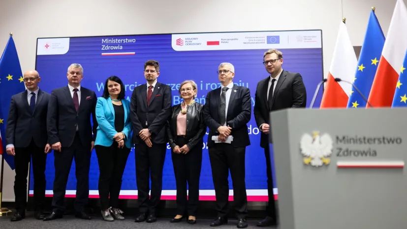  Warszawa, 08.01.2025. Rzecznik MZ Jakub Gołąb (P), prezes zarządu Szpitala Uniwersyteckiego im. Karola Marcinkowskiego w Zielonej Górze dr Marek Działoszyński (2L), dyrektor Narodowego Instytutu Onkologii dr hab. Beata Jagielska (3P), prezes ABM prof. Wojciech Fendler (C), podsekretarz stanu w Ministerstwie Zdrowia Katarzyna Kacperczyk (3L), prof. dr hab. med. Rafał Olszanecki (L) i przewodniczący Rady Agencji Badań Medycznych prof. Piotr Rutkowski (2P) na konferencji prasowej w siedzibie Ministerstwa Zdrowia w Warszawie, 8 bm. Spotkanie dot. wyników konkursu na tworzenie i rozwój Centrów Wsparcia Badań Klinicznych w ramach Krajowego Planu Odbudowy i Zwiększania Odporności. PAP/Leszek Szymański