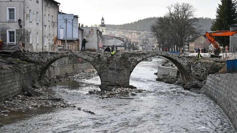 Lądek-Zdrój, 20.12.2024. Odbudowa mostów. Przeprawy zostały zniszczone w ostatniej powodzi. PAP/Maciej Kulczyński