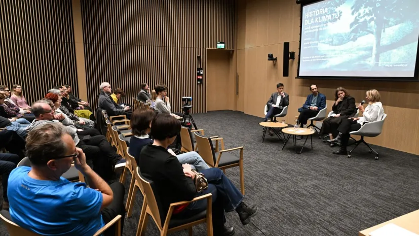 Warszawa, 19.02.2025. Semiotyk, dyrektor MHP dr hab. Marcin Napiórkowski (L), historyk kultury dr Ada Arendt (P), historyk i ekolog prof. Adam Izdebski (2L), aktywistka ekologiczna Zuzanna Karcz (2P) podczas debaty: &quot;Jakiej historii potrzebujemy na uniwersytecie, w szkole i w muzeach, żeby budować społeczeństwo zdolne sprostać wyzwaniom klimatycznym?&quot;, 19 bm. w Muzeum Histoprii Polski w Warszawie. (ad) PAP/Radek Pietruszka