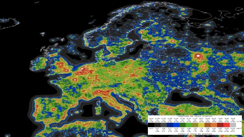 Zanieczyszczenie światłem w Europie. Kolorami wskazano wpływ sztucznego światła. Źródło: David Lorenz / Wikimedia Commons.