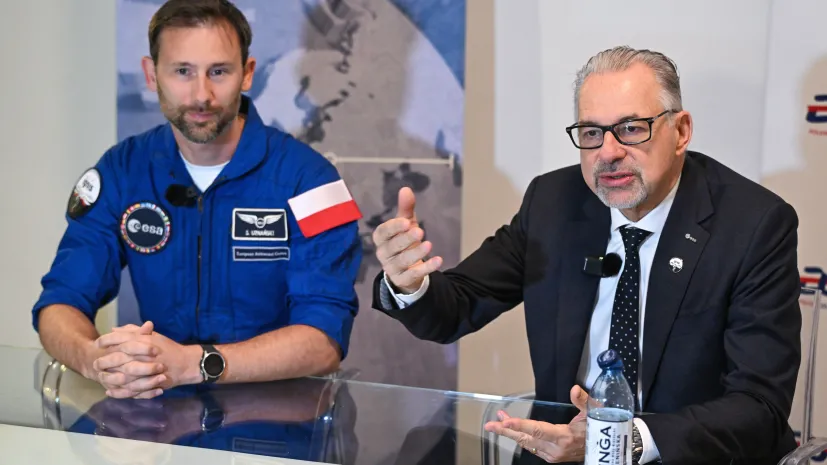 16.04.2025.  Na zdjęciu astronauta Sławosz Uznański-Wiśniewski (L) i dyrektor generalny Europejskiej Agencji Kosmicznej Josef Aschbacher (P) podczas wywiadu dla Polskiej Agencji Prasowej, przed drugim dniem III Konferencji Bezpieczeństwa ESA na Zamku Królewskim w Warszawie. PAP/Radek Pietruszka