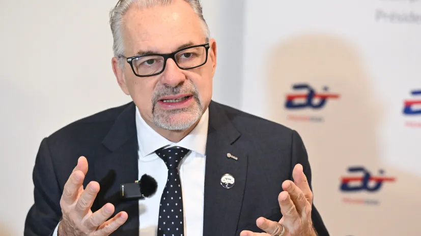 16.04.2025. Na zdjęciu dyrektor generalny Europejskiej Agencji Kosmicznej Josef Aschbacher podczas wywiadu dla Polskiej Agencji Prasowej, przed drugim dniem III Konferencji Bezpieczeństwa ESA na Zamku Królewskim w Warszawie. PAP/Radek Pietruszka