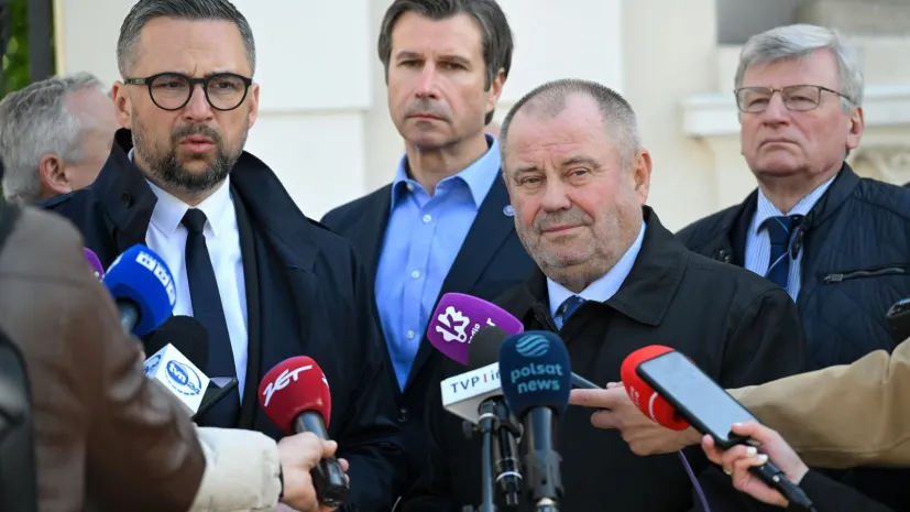 , 08.05.2025. Rektor Uniwersytetu Warszawskiego prof. dr hab. Alojzy Z. Nowak (2P) i minister nauki i szkolnictwa wyższego Marcin Kulasek (L) na konferencji prasowej na terenie Kampusu Głównego UW w Warszawie, 8 bm. Wieczorem 7 maja 2025 r. przy gmachu Auditorium Maximum doszło do napaści z użyciem siekiery na pracowników uczelni. Zaatakowana kobieta nie żyje, druga osoba - mężczyzna, został ranny. Rektor UW ogłosił 8 maja dniem żałoby, odwołane zostały wszystkie zajęcia dydaktyczne. PAP/Radek Pietruszka