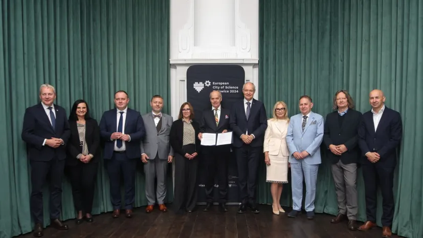 Katowice, 09.05.2025. Od lewej: marszałek województwa śląskiego Wojciech Saługa, prezes stowarzyszenia Pro Silesia Małgorzata Staśko, członek stowarzyszenia Biznes Pro Silesia Dawid Pasek, rektor Akademii Muzycznej Katowice Jarosław Mamczarski, prorektor Akademii Sztuk Pięknych w Katowicach Justyna Kucharczyk, rektor AWF Katowice Andrzej Małecki,  rektor Politechniki Śląskiej Marek Pawełczyk, rektor Uniwersytetu Ekonomicznego Celina Olszak, rektor Śląskiego Uniwersytetu Medycznego Tomasz Szczepański, rektor Uniwersytetu Śląskiego Ryszard Koziołek podczas konferencji prasowej inaugurującej Forum Przyszłości Miasta Nauki w Katowicach. PAP/Michał Meissner