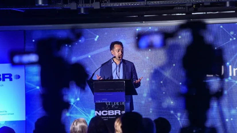 Warszawa, 12.05.2025. Przewodnictwo Polski w Radzie UE. Dyrektor agencji SME Keith Sequeira podczas otwarcia międzynarodowej konferencji EU Innovation Journey&#039;25 w centrum konferencyjnym The Tides w Warszawie, 12 bm. Wydarzenie gromadzi liderów deep tech i kluczowych graczy w dziedzinie innowacji, a jego celem jest opracowanie rozwiązań służących zmniejszeniu luki innowacyjnej w Europie. PAP/Piotr Nowak
