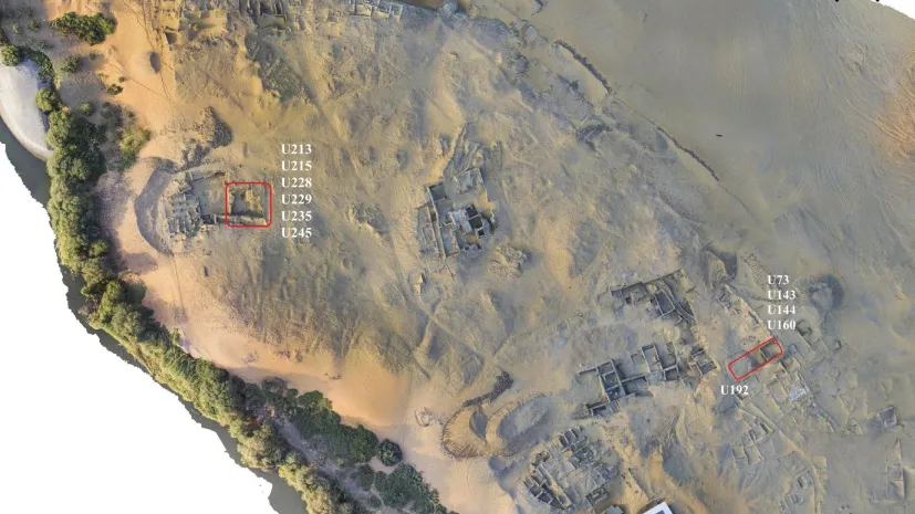 Cytadela w Starej Dongoli z zaznaczeniem lokalizacji domostw  omówionych w  artykule (opracowanie: Adrian Chlebowski). Źródło: African Archaeological Review