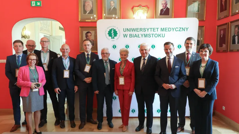 10.06.2025. Przewodnicza Komisji Zdrowia Senatu Rzeczypospolitej Polskiej, senator KO Beata Małecka-Libera (C) po briefingu prasowym, przed konferencją naukową &quot;Pozyskiwanie wysokiej jakości danych na potrzeby zdrowia publicznego. Współpraca nauki i samorządu w kształtowaniu polityki zdrowotnej&quot;, 10 bm. w Auli Magna Pałacu Branickich w Białymstoku. (mr) PAP/Artur Reszko