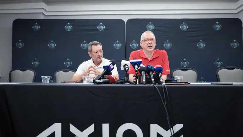 Cape Canaveral, Floryda, 12.06.2025. Wiceprezes, szef ds. usług misji Axiom Space Allen Flynt (L) oraz kierownik grupy ds. usług Low Eearth Orbit Frank De Winne (P) podczas konferencji prasowej w Centrum Kosmicznym Johna F. Kennedy’ego na przylądku Canaveral w amerykańskim stanie Floryda, 12 bm. Konferencja dotyczyła zmianu terminu misji Axiom-4. (ls/mgut) PAP/Leszek Szymański
