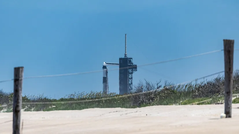 Floryda, 14.06.2025. Na zdjęciu z 13 bm. rakieta Falcon 9 na stanowisku SLC 39A w Centrum Kosmicznym Johna F. Kennedy’ego na przylądku Canaveral w amerykańskim stanie Floryda. PAP/Leszek Szymański