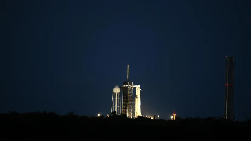 Floryda, 25.06.2025. Trwają przygotowania do wystrzelenia rakiety Falcon 9 z kapsułą Crew Dragon, która w ramach misji Axiom-4 ma zabrać czwórkę astronautów, w tym Sławosza Uznańskiego-Wiśniewskiego na Międzynarodową Stację Kosmiczną (ISS). (ls/mgut) PAP/Leszek Szymański