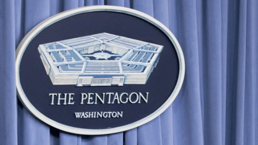 epa05440693 US Secretary of Defense Ash Carter (L) and Chairman of the Joint Chiefs of Staff General Joseph Dunford Jr. (R) hold a news conference at the Pentagon in Arlington, Virginia, USA, 25 July 2016.  EPA/MICHAEL REYNOLDS
