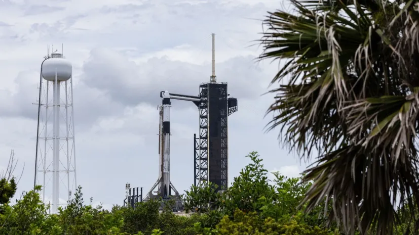 loryda, 11.06.2025. Na zdjęciu z 11 bm. Rakieta Falcon 9 na stanowisku SLC 39A w Centrum Kosmicznym Johna F. Kennedy’ego na przylądku Canaveral w amerykańskim stanie Floryda. Trwają przygotowania do wystrzelenia rakiety Falcon 9 z kapsułą Crew Dragon, która w ramach misji Axiom-4 ma zabrać czwórkę astronautów, w tym Sławosza Uznańskiego-Wiśniewskiego na Międzynarodową Stację Kosmiczną (ISS). Na stronie internetowej ośrodka NASA Kennedy Space Center pojawił się nowy termin startu misji Ax-4 z polskim astronautą Sławoszem Uznańskim-Wiśniewskim - piątek godz. 13.12 czasu polskiego. Nie potwierdziły tego jeszcze oficjalnie podmioty zaangażowane w misję. (jm) PAP/Leszek Szymański