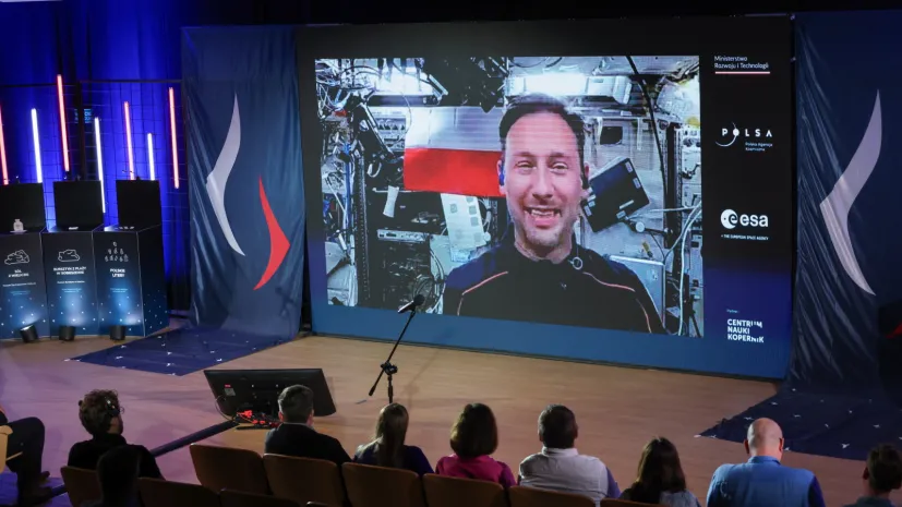 , 07.07.2025. Połączenie na żywo z przebywającym na Międzynarodowej Stacji Kosmicznej polskim astronautą Sławoszem Uznańskim-Wiśniewskim, 7 bm. w stołecznym Centrum Nauki Kopernik. Wydarzenie odbywa się w ramach programu ARISS, umożliwiającego uczniom na całym świecie kontakt z astronautami na stacji ISS. (ad) PAP/Albert Zawada