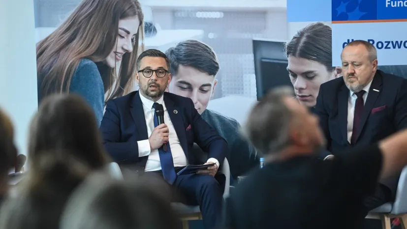 10.07.2025. Minister nauki i szkolnictwa wyższego Marcin Kulasek (L) i dyrektor NCBR Jerzy Małachowski (P) podczas konferencji prasowej NCBR dot. startu projektów uczelni wyłonionych w naborze „Centra wiedzy o dostępności”, realizowanych w ramach programu Fundusze Europejskie dla Rozwoju Społecznego (FERS), w siedzibie Narodowego Centrum Badań i Rozwoju w Warszawie, 10 bm.  (ad) PAP/Piotr Nowak