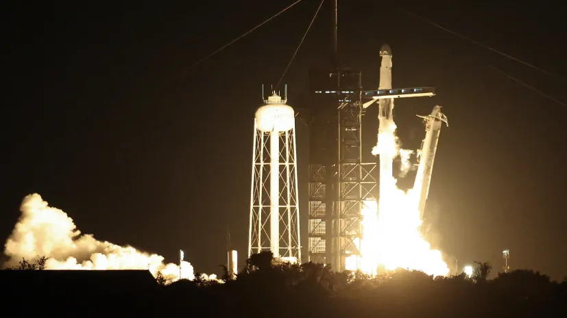 , 25.06.2025. Start rakiety Falcon 9 z kapsułą Crew Dragon z Centrum Kosmicznego Johna F. Kennedy’ego na przylądku Canaveral na Florydzie. W ramach misji Axiom-4 rakieta zabrała czwórkę astronautów, w tym Sławosza Uznańskiego-Wiśniewskiego na Międzynarodową Stację Kosmiczną (ISS). PAP/Leszek Szymański