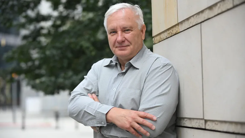 Prezes Polskiej Akademii Nauk prof. dr hab. Marek Konarzewski przed siedzibą PAP w Warszawie (aldg) PAP/Marcin Obara