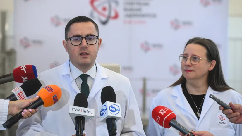 05.08.2025. Minister energii Miłosz Motyka (L) oraz p.o. dyrektora Narodowego Centrum Badań Jądrowych prof. dr hab. Agnieszka Pollo (P) podczas konferencji prasowej &quot;Reaktor badawczy MARIA uzyskał zezwolenie Prezesa PAA na wznowienie pracy&quot;, 5 bm. w Narodowym Centrum Badań Jądrowych w Otwocku. Prezes Państwowej Agencji Atomistyki (PAA) wydał zezwolenie na eksploatację reaktora badawczego MARIA, decyzja jest bezterminowa. Według ministra energii Miłosza Motyki, priorytetem jest teraz realizacja programu modernizacji reaktora. (mr) PAP/Piotr Nowak