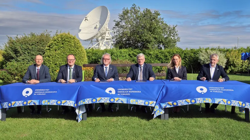 Podpisanie umowy o powołaniu Polskiego Konsorcjum projektu SKA Observatory (SKAO). Odbyło się to 15.09.2025 r. w Obserwatorium Astronomicznym UMK w Piwnicach koło Torunia. Fot.: UMK / Andrzej Romański.
