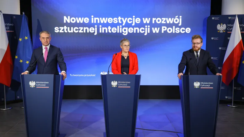 , 10.10.2025. Minister cyfryzacji Krzysztof Gawkowski (L), wiceminister cyfryzacji Dariusz Standerski (P) oraz podsekretarz stanu w Ministerstwie Nauki i Szkolnictwa Wyższego Maria Mrówczyńska (C) podczas konferencji prasowej &quot;Nowe inwestycje w rozwój sztucznej inteligencji w Polsce&quot;, 10 bm. w Ministerstwie Cyfryzacji w Warszawie. PAP/Paweł Supernak