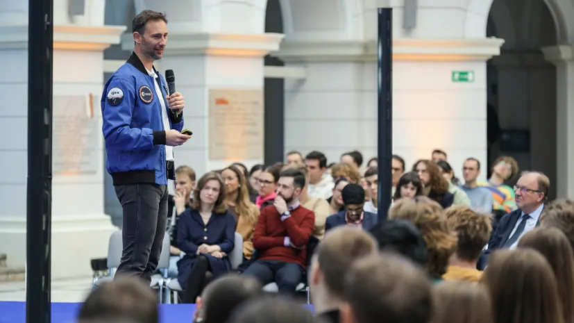 Warszawa, 15.10.2025. Polski astronauta Sławosz Uznański-Wiśniewski podczas spotkania na Politechnice Warszawskiej, 15 bm. Sławosz Uznański-Wiśniewski rozpoczyna spotkania ze studentami i uczniami. Odwiedzi uczelnie techniczne i medyczne oraz opowie o misji IGNIS uczniom szkół podstawowych i średnich. PAP/Paweł Supernak