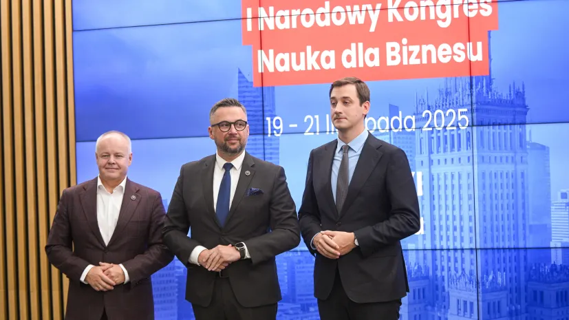 Warszawa, 12.09.2025. Minister nauki i szkolnictwa wyższego Marcin Kulasek (C), wiceminister nauki i szkolnictwa wyższego Marek Gzik (L) i prezes Sieci Badawczej Łukasiewicz Hubert Cichocki (P) podczas konferencji prasowej inaugurującej kampanię informacyjną Kongresu „Nauka dla Biznesu&quot; w Warszawie. PAP/Marcin Obara