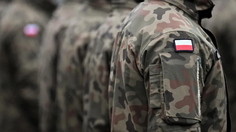 Kielce, 13.11.2024. Żołnierze podczas uroczystego apelu z okazji przekazania Flagi Rzeczypospolitej Polskiej Centrum Przygotowań do Misji Zagranicznych w Kielcach, 13 bm. (pp/ibor) PAP/Piotr Polak