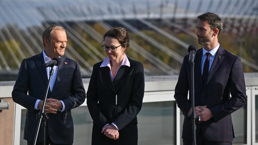 , 26.10.2025. Od lewej: premier Donald Tusk, prezes POLSA Marta Wachowicz i astronauta ESA Sławosz Uznański-Wiśniewski na konferencji prasowej w ramach debaty pt. "Demokracja równych szans. Rozmowy o wyzwaniach rozwojowych dla Polski", 26 bm. w Centrum Nauki Kopernik w Warszawie. Wydarzenie jest organizowane przez Instytut Obywatelski. (aldg) PAP/Radek Pietruszka