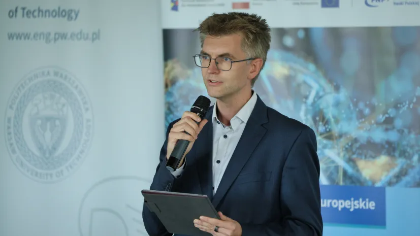 Warszawa, 07.10.2025. Dyrektor Centrum Wiarygodnej Sztucznej Inteligencji Przemysław Biecek przemawia na otwarciu Centrum Wiarygodnej Sztucznej Inteligencji Politechniki Warszawskiej, 7 bm. w Warszawie. Wydarzenie jest organizowane przez Politechnikę Warszawską oraz Fundację na rzecz Nauki Polskiej. (aldg) PAP/Paweł Supernak