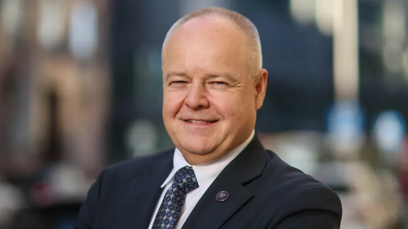 Warszawa, 13.11.2025. Wiceminister nauki i szkolnictwa wyższego prof. Marek Gzik przed siedzibą Polskiej Agencji Prasowej w Warszawie, 13 bm. Marek Gzik był gościem Studia PAP. PAP/Leszek Szymański