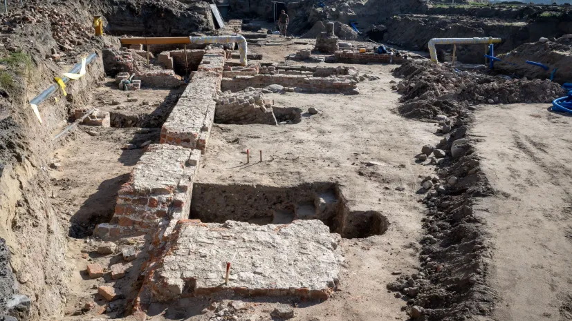 28.09.2023. Fragmenty zabudowań, zespołu św. Ducha z XIII wieku w Toruniu. PAP/Tytus Żmijewski