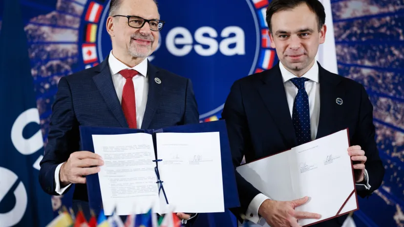 Na zdjęciu dyrektor generalny ESA Josef Aschbacher (L) i minister finansów i gospodarki Andrzej Domański. 27.11.2025 EPA/CLEMENS BILAN