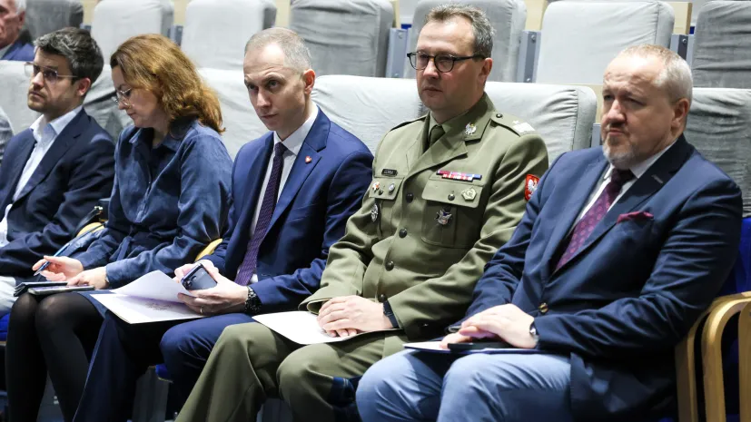 Warszawa, 12.12.2025. Wiceminister obrony narodowej Cezary Tomczyk (3L), dyrektor NCBR Jerzy Małachowski (P) i dyrektor Departamentu Innowacji MON gen. bryg. Marcin Górka (2P) podczas inauguracji programu akceleracyjnego "MilTech" w Warszawie, 12 bm. (aldg) PAP/Rafał Guz