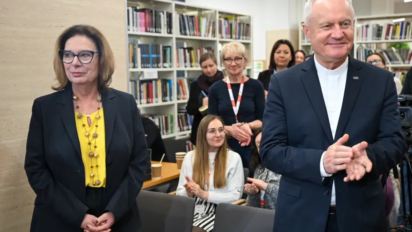 12.12.2025. Marszałkini Senatu RP Małgorzata Kidawa-Błońska (L) oraz rektor KUL ks. prof. Mirosław Kalinowski (P) na zakończeniu kursów Studium Katolickiego Uniwersytetu Lubelskiego Jana Pawła II dla Polonii i Polaków za granicą, 12 bm. w Auli Centrum Transferu Wiedzy KUL w Lublinie. (amb) PAP/Wojtek Jargiło