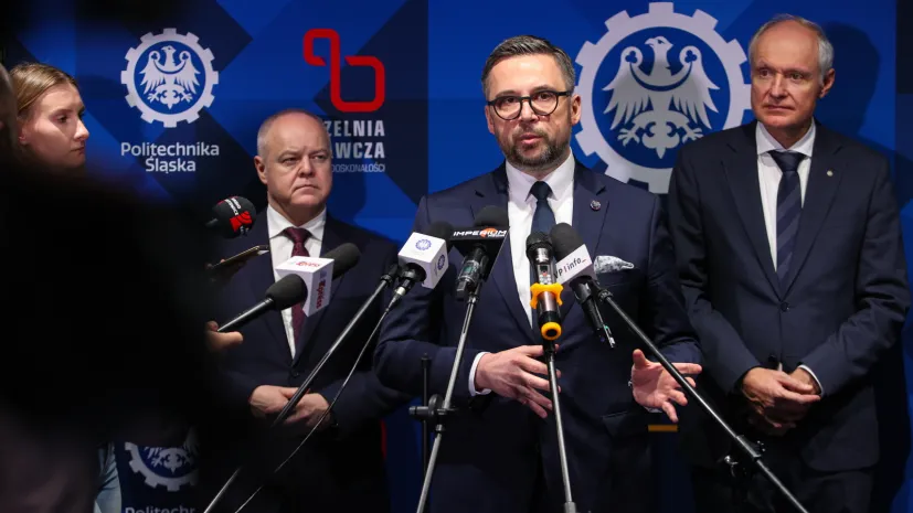 Gliwice, 29.01.2026. Minister nauki i szkolnictwa wyższego Marcin Kulasek (C), rektor Politechniki Śląskiej prof. Marek Pawełczyk (P) i wiceminister nauki i szkolnictwa wyższego prof. Marek Gzik (L) podczas briefingu prasowego Politechniki Śląskiej dot. m.in. roli Politechniki w transformacji energetycznej i cyfrowej, 29 bm. w Centrum Aktywności Studenckiej PŚ w Gliwicach. (ad) PAP/Jarek Praszkiewicz