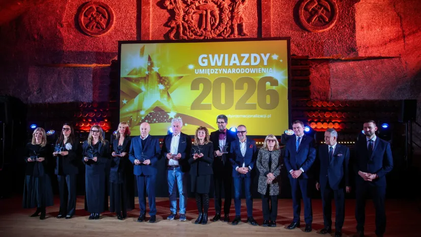 29.01.2026. Laureaci nagród „Gwiazdy Umiędzynarodowienia 2026” i członkowie kapituły pozują do pamiątkowego zdjęcia na zakończenie gali, 29 bm. w Kopalni Soli „Wieliczka”. Nagrody, przyznawane od 2018 roku, są przeznaczone dla osób mających wybitne osiągnięcia w działaniach na rzecz internacjonalizacji polskich szkół wyższych. (mr) PAP/Łukasz Gągulski