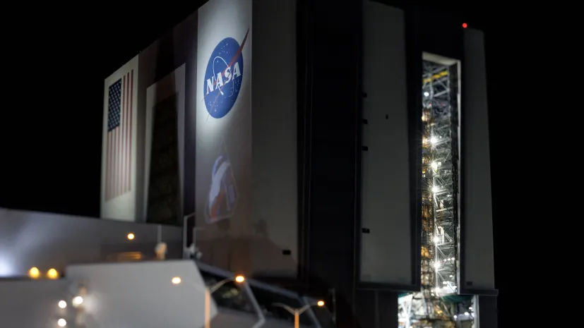 Statek kosmiczny Artemis II w budynku montażu pojazdów w Centrum Kosmicznym im. Kennedy'ego w Titusville na Florydzie (USA) 17 stycznia 2026 r. Fot. EPA/CRISTOBAL HERRERA-ULASHKEVICH Źródło: PAP/EPA.