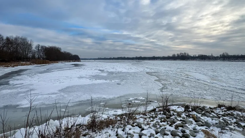 13.01.2026. Zamarznięta Wisła w Czarnowie k. Bydgoszczy. PAP/Tomasz Więcławski