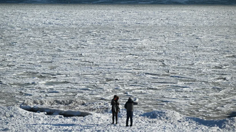 Gdynia, 03.02.2026. Zamarznięte morze w Gdyni Orłowie.  PAP/Adam Warżawa