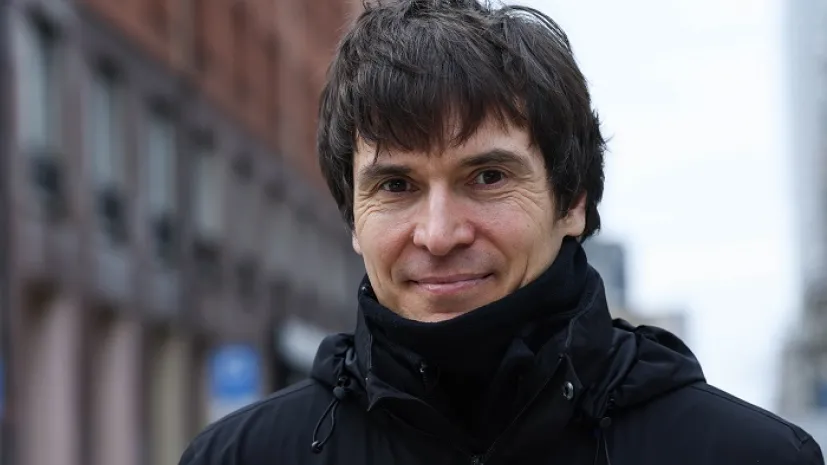 Wiceprezes Polskiej Akademii Nauk prof. Dariusz Jemielniak przed siedzibą Polskiej Agencji Prasowej w Warszawie. PAP/Albert Zawada