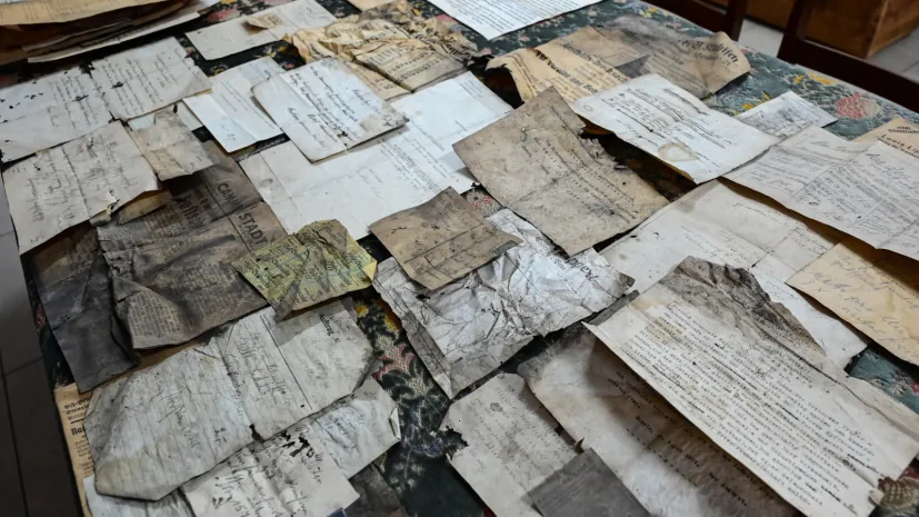 Kamień Pomorski, 23.02.2026. Pezentacja nowo odkrytych przedwojenych dokumentów, 23 bm. w Muzeum Historii Ziemi Kamieńskiej w Kamieniu Pomorskim. Pochodzące prawdopodobnie z lat 30. XX wieku. dokumenty oraz matryca drukarska zostały odkryte podczas prac porządkowych prowadzonych na strychu w przedwojennym budynku przy ul. Kościuszki 3 w Kamieniu Pomorskim (dawnym Cammin in Pommern). PAP/Marcin Bielecki